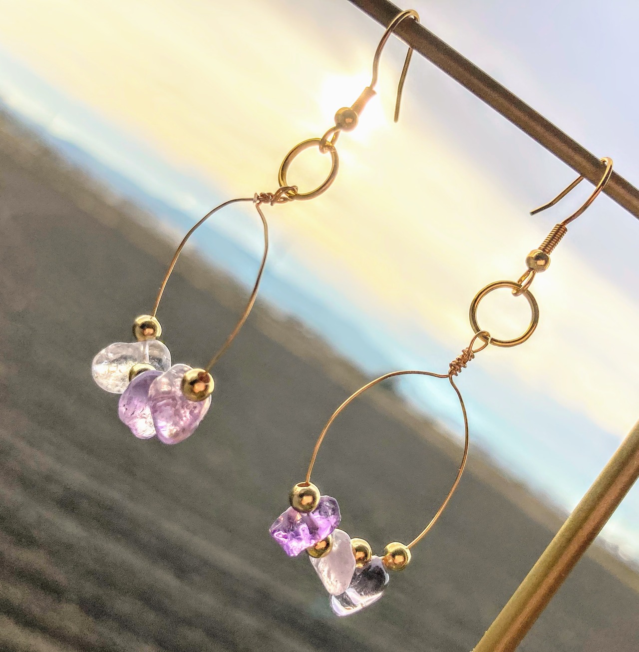 さざれアメジストとゴールドビーズのフープピアス | yukii_handmade