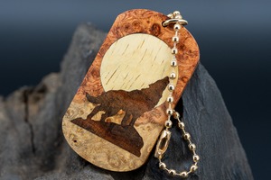 【朱色の銘木】 本花梨瘤 紅白 ドッグタグ 象嵌 月と狼