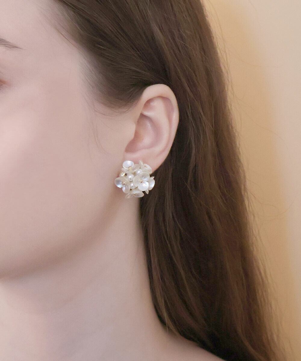 ホワイト フラワーブーケ ピアス 真鍮 韓国製