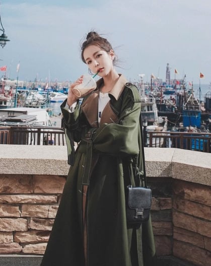 アーミーグリーンの高級トレンチコートレディースミドル丈スタイル