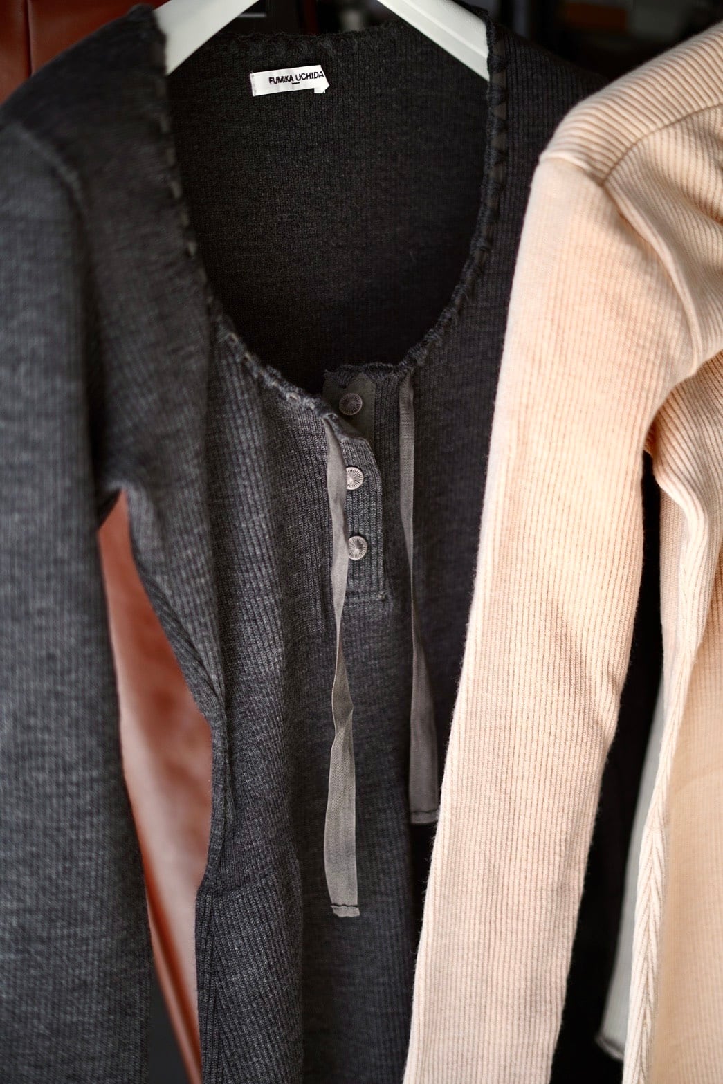 みお RIB STITCH HENLEY-NECK UNDERWEAR S FUMIKA_UCHIDA / RIB STITCH HENLEY-NECK UNDERWEAR ( IVORY, PINK