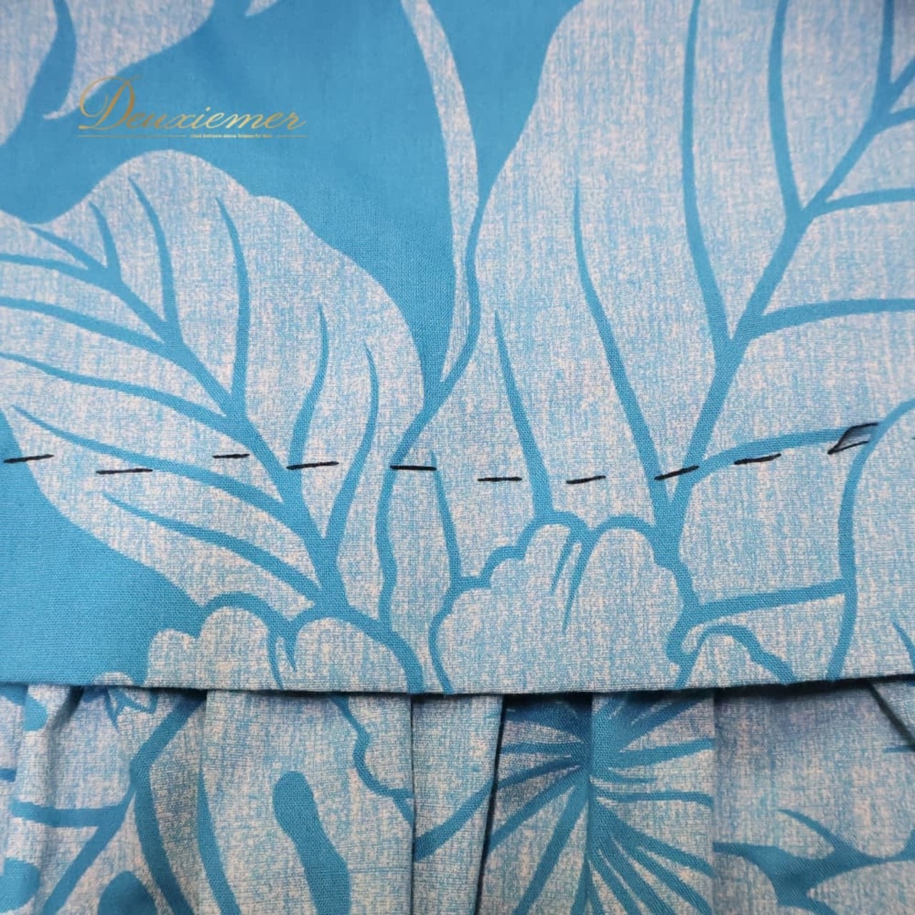 フラダンス 衣装 ワンピース ドレス ブルー系 ホワイト系 ハイビスカス柄 モンステラ柄 フリル かわいい 華やか 鮮やか 明るい 爽やか 水色 白 ダンス衣装 ハワイアンダンス レディース ハワイアン アロハ ハワイアンプリント フラ ダンス レッスン 練習