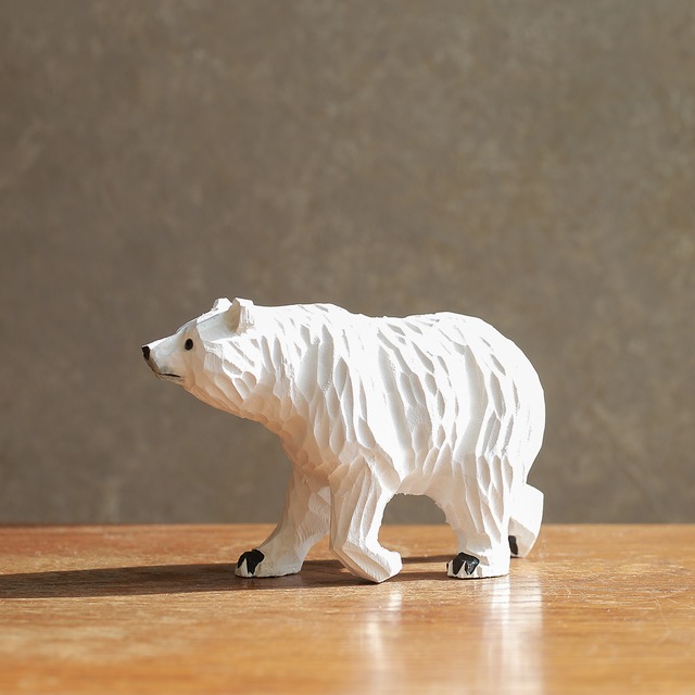 力強く一歩を踏み出す、真剣な眼差しのシロクマ 2（親）