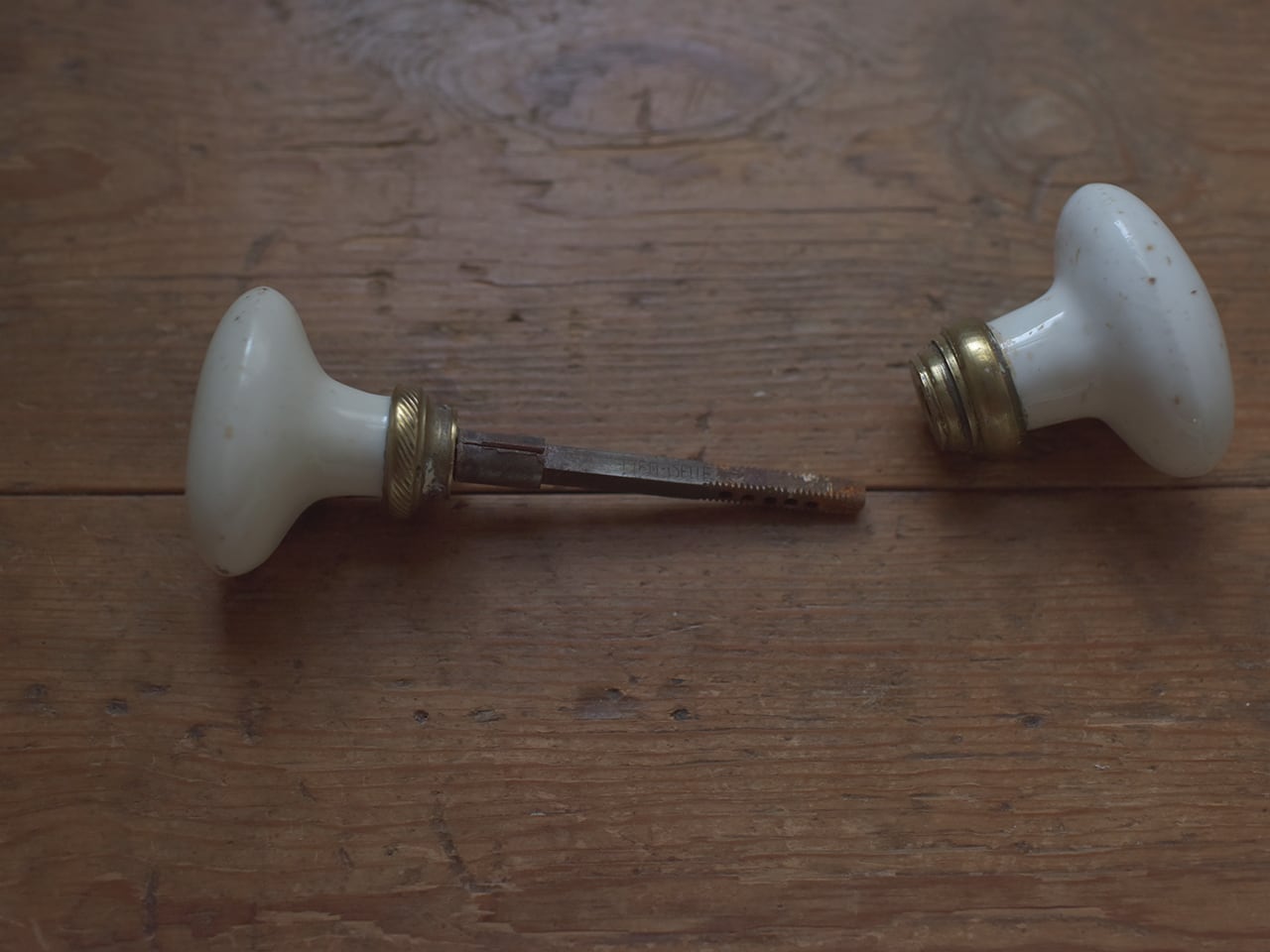 白の陶器製の楕円型ドアノブパーツ フレンチアンティーク