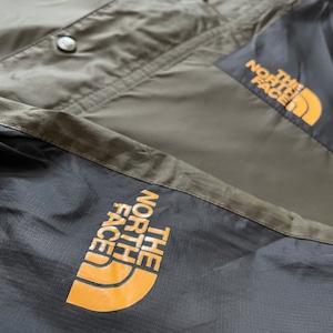 【THE NORTH FACE】海外限定 30周年記念 マウンテンジャケット ブルゾン パーカー ポリエステル ワンポイントロゴ バックロゴ ライトアウター ジップアップ アウトドア ノースフェイス THE NORTH FACE CELEBRATES 30 YEARS OF THE MOUNTAIN JACKETカーキ 切替 M US古着