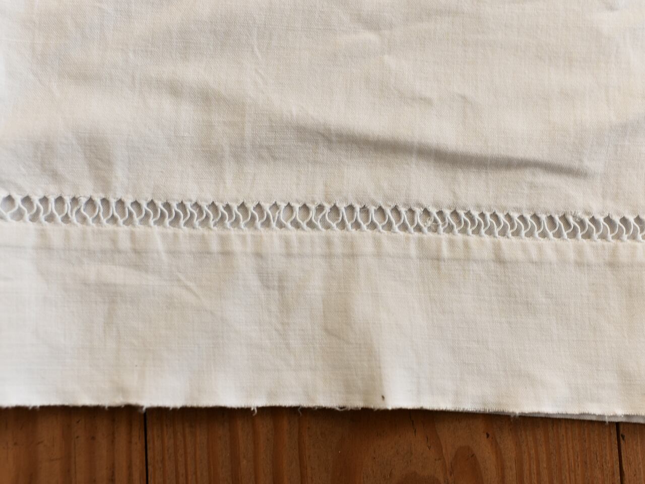 白地にイニシャルが入った裾模様が可愛いリネンシーツ *フレンチアンティーク