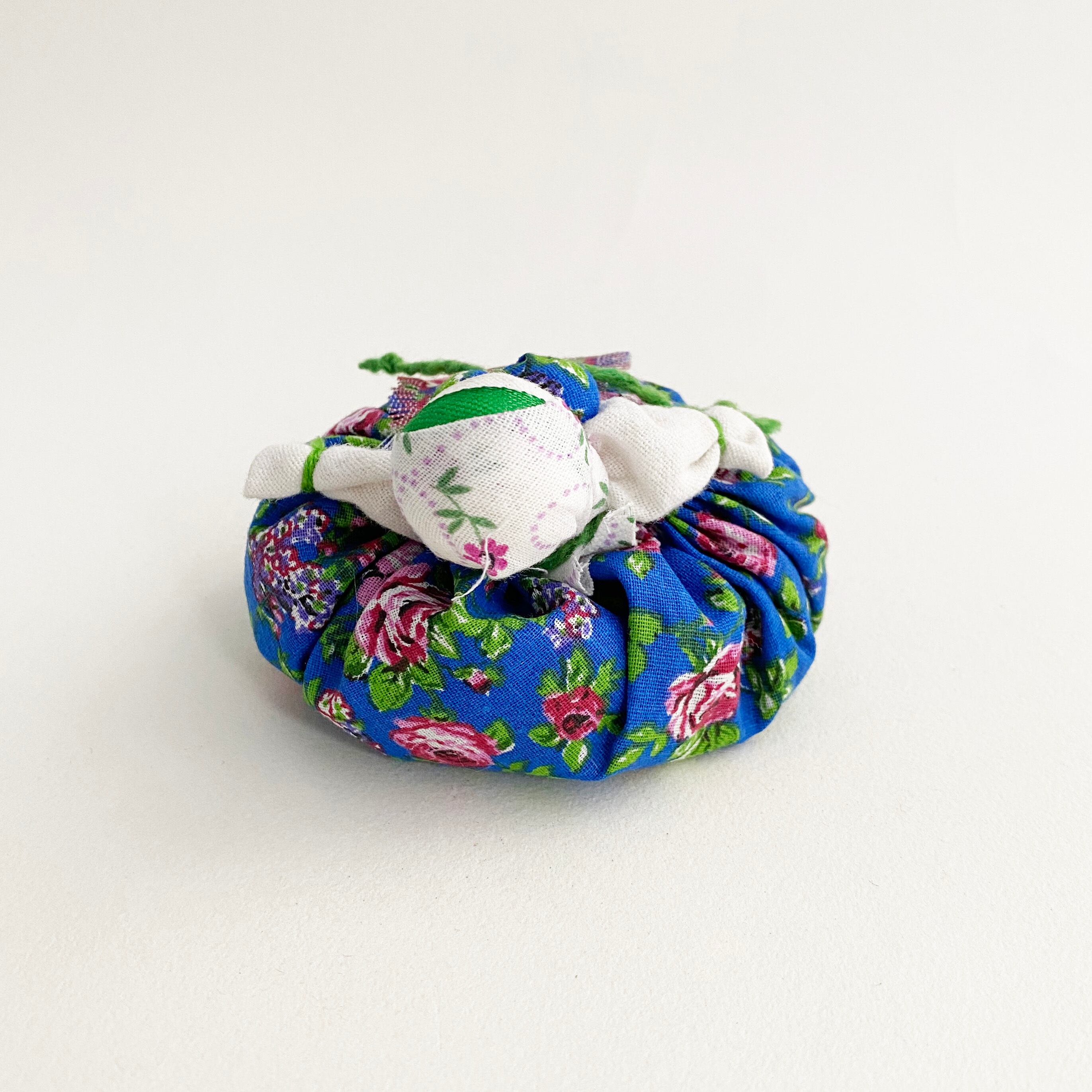 ロシアの布人形（白のプラトーク）