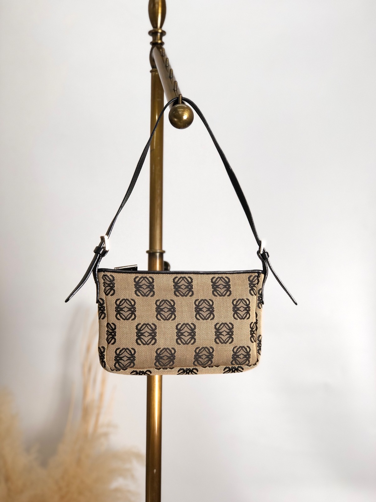 LOEWE ロエベ アナグラム ショルダーバッグ ベージュ キャンバス 