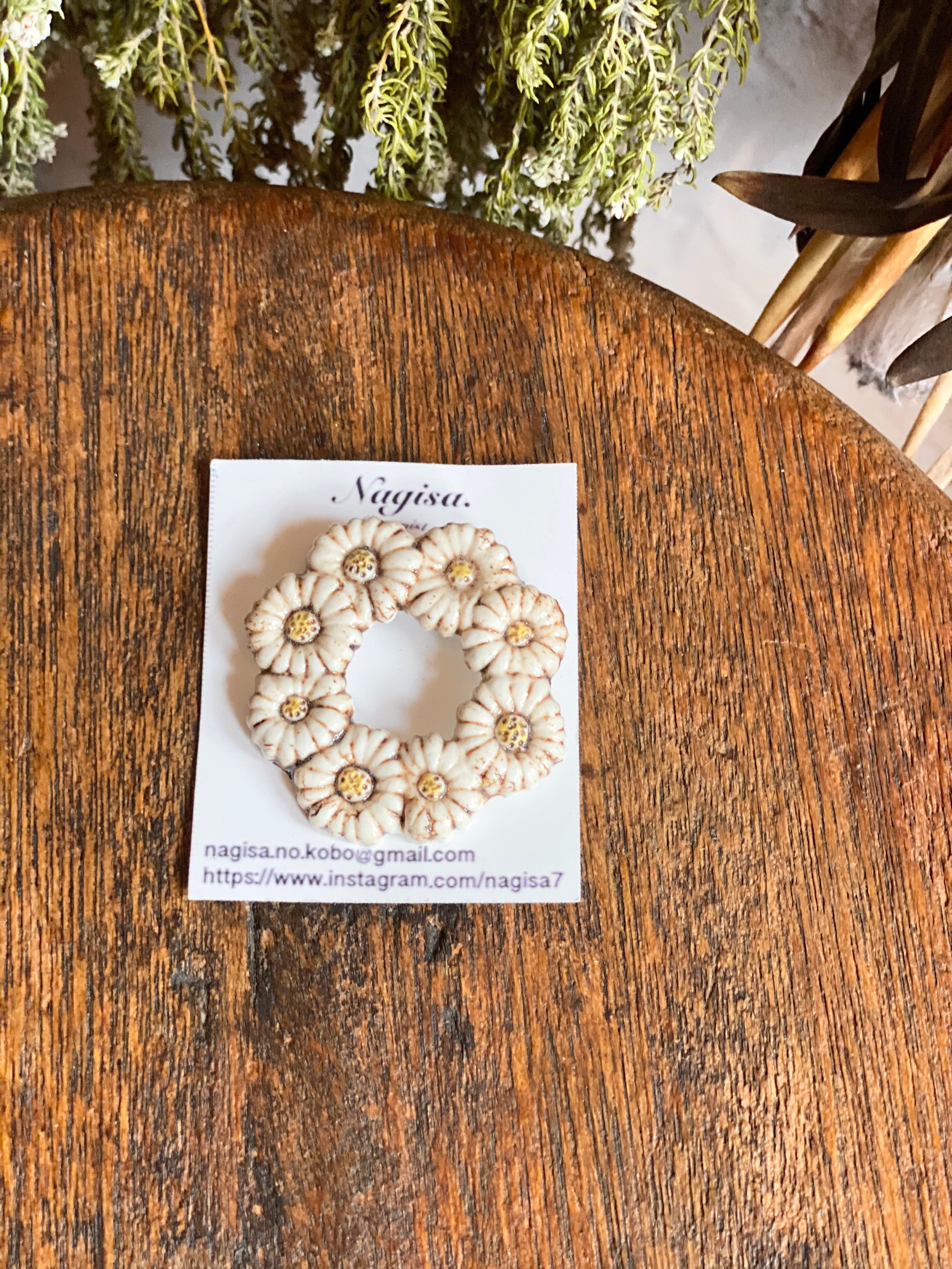 NAGISA陶器ブローチ リース | teshigotoya ねむの木の豆