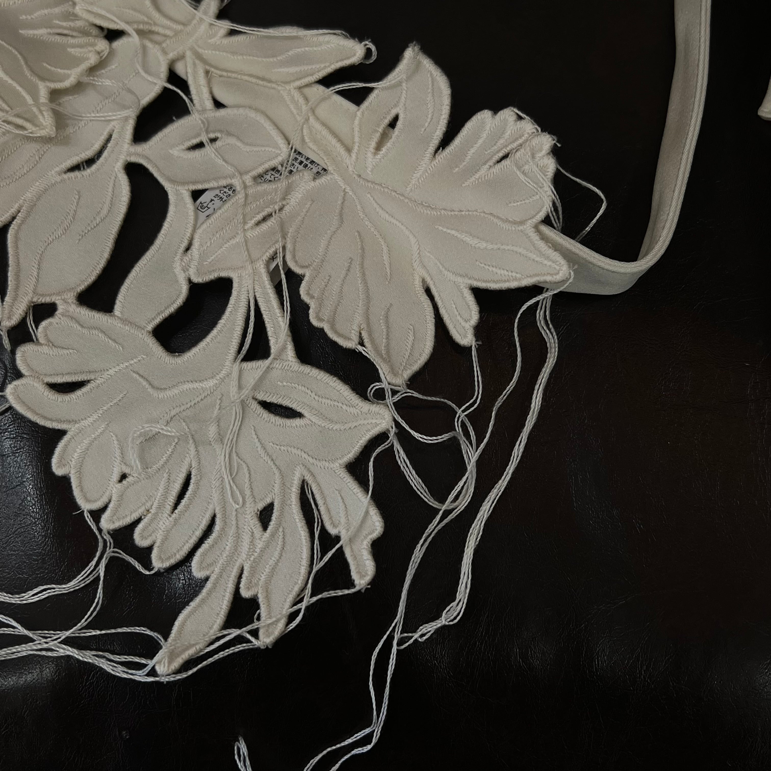 MARGE – Frayed embroidery collar (Ivory) | Savvy（大分市セレクト