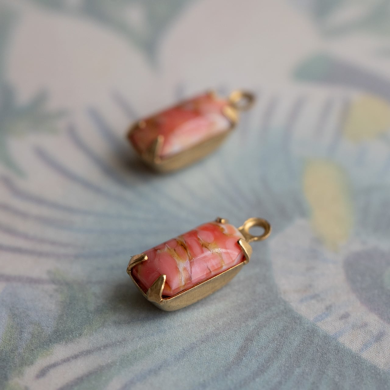 【チェコ】80’s ヴィンテージ ブローチ コスチュームジュエリー ストーン チェコ】80's ヴィンテージ ブローチ オーロラ ラインストーン 円形