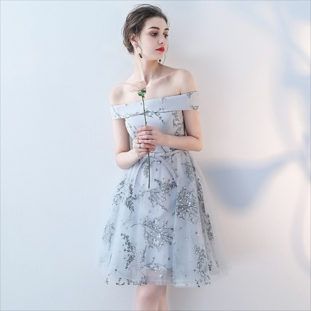 国内即納 即日配送 パーティードレス ワンピース ワンピ グレー 花柄 オフショルダー レースアップ ミモレ丈 フォーマル ミニドレス カラードレス セレモニー 代 30代 二次会 花嫁 キャバ 演奏会 お呼ばれ 結婚式 ゲストドレス Aライン レディース 服 Dress 服装 D413