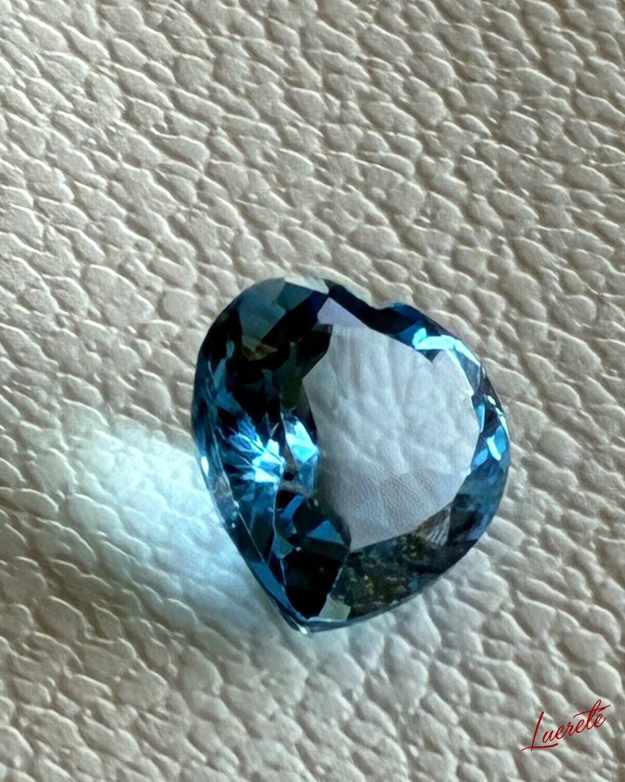 Natural Blue Topaz 3.9ct Loose Gemstone|天然ブルートパーズ 3.9ct ルース【LE-0046】
