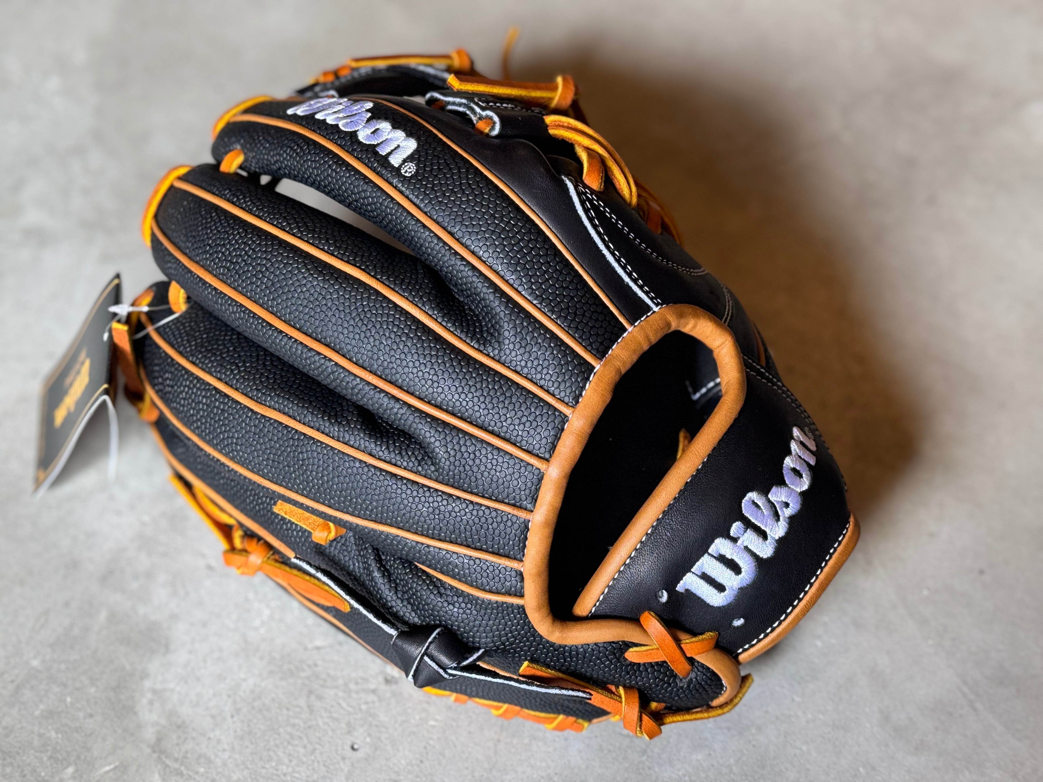 2025年限定モデル The Wannabe Hero DUAL 87型【Wilson】軟式用グラブ