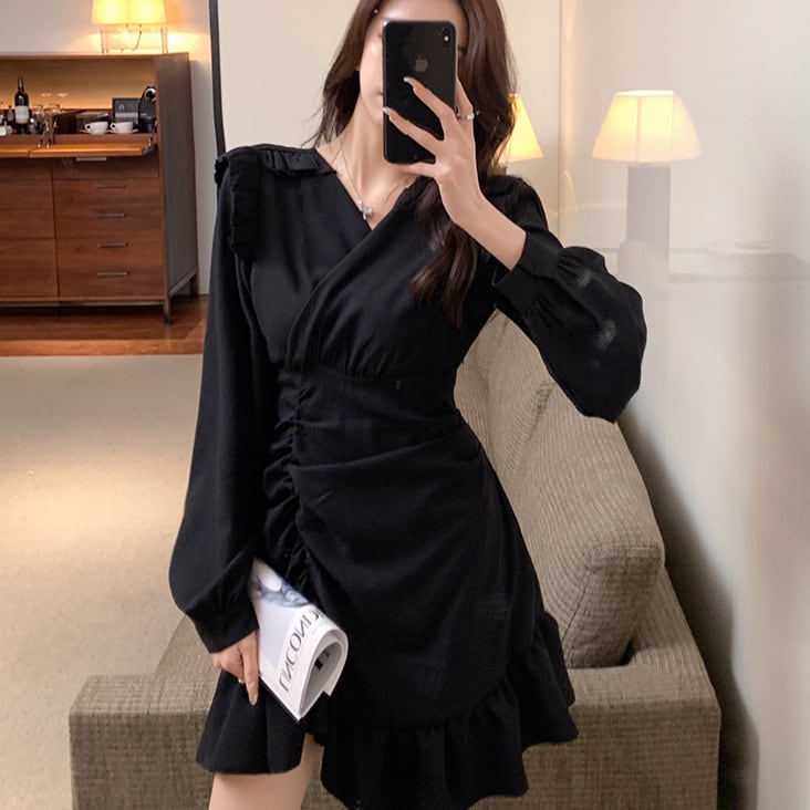 【新作】【送料無料】 スポット 2022 春と秋の新スタイルのフレンチニッチ不規則プリーツリトルブラックスカート女性のウエスト痩身ドレス 0282455910547