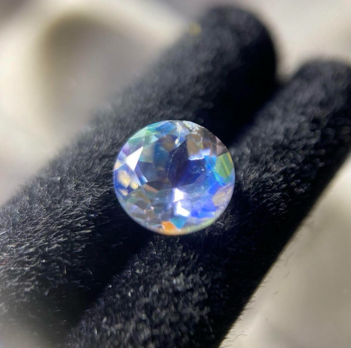 レインボームーンストーン 0.680ct 宝石 ルース | GCC.GEMS. レインボームーンストーン 0.680ct 宝石 ルース | GCC.GEMS.