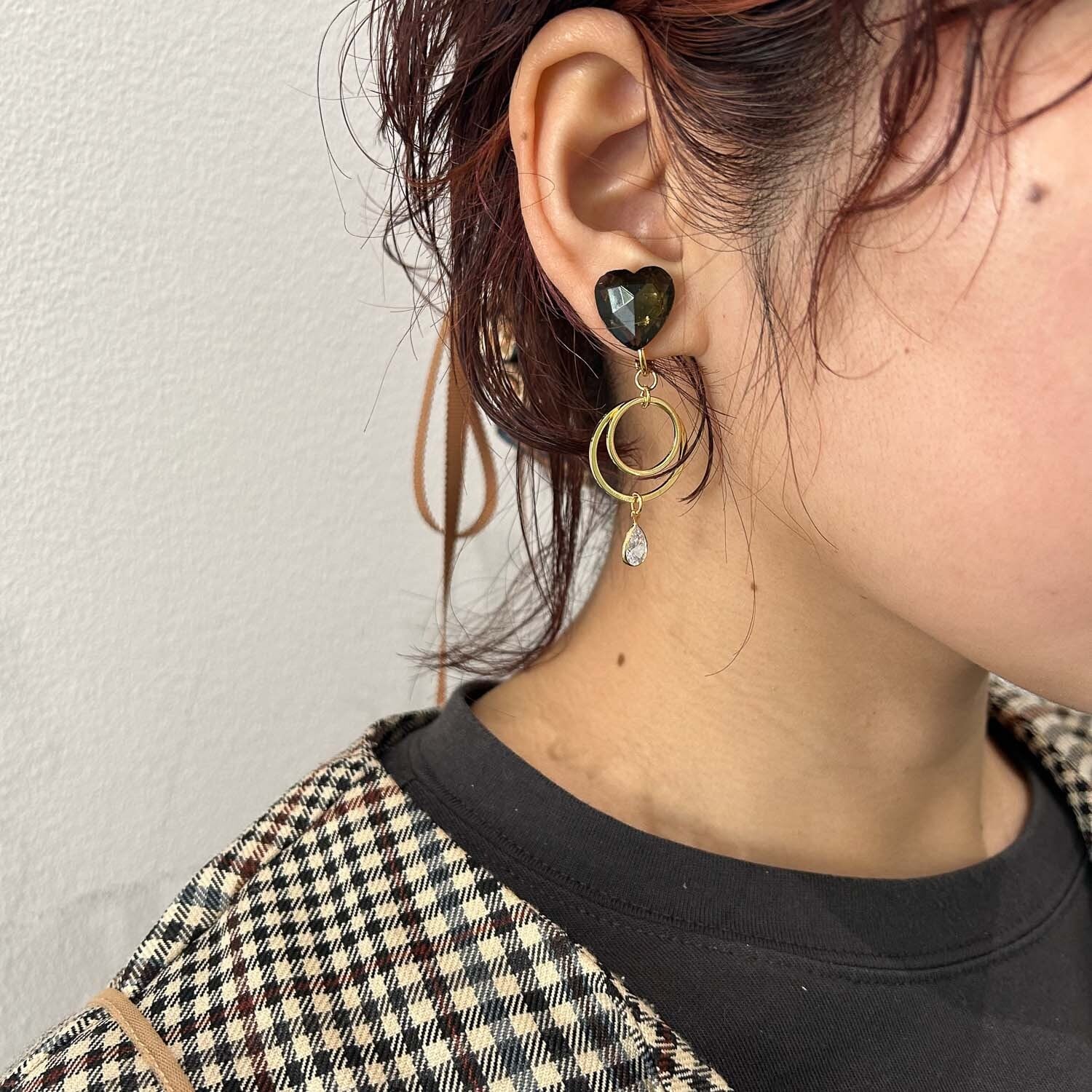 ガラスハートとフープのアシメ〈ピアス/イヤリング〉 | Dua