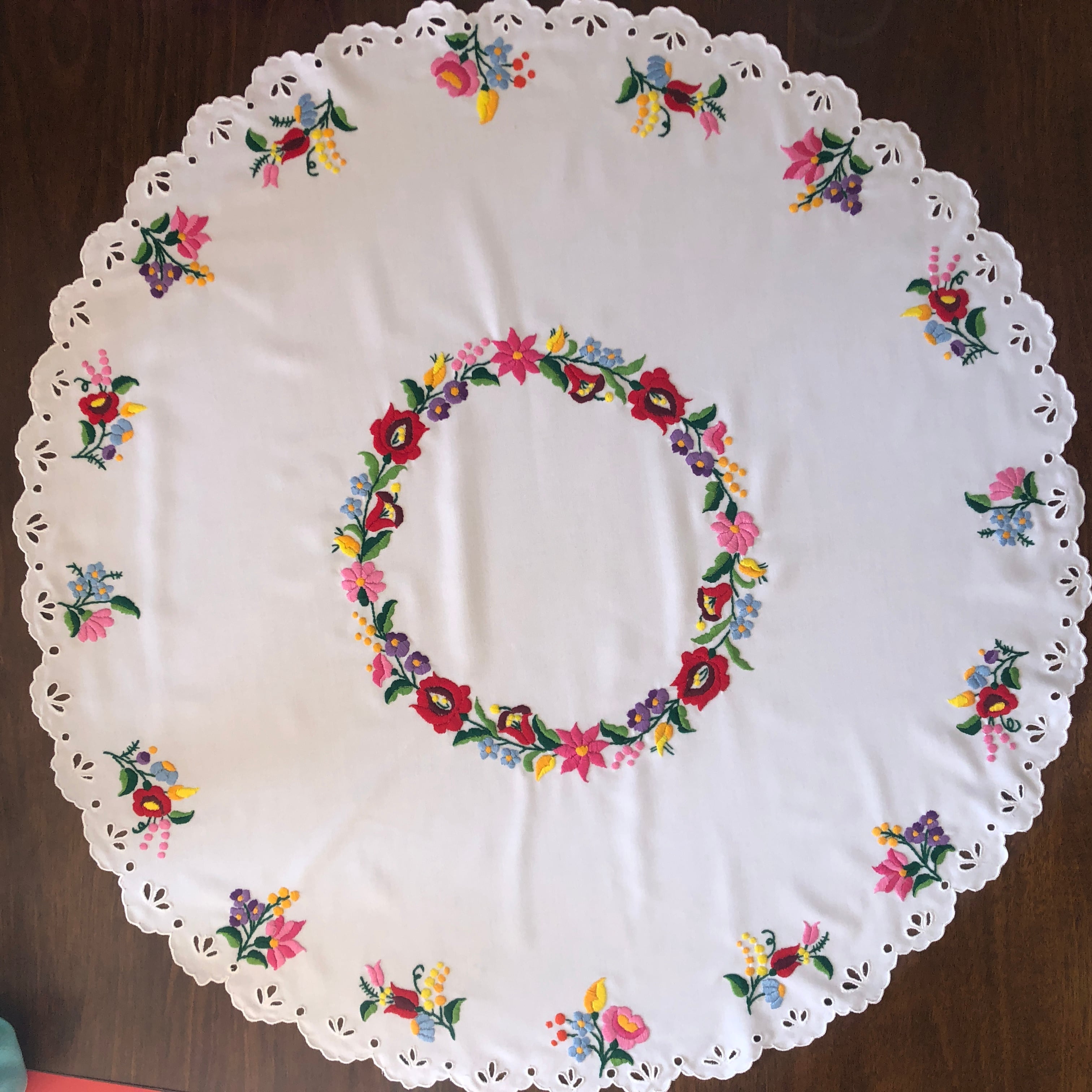 ひまわりカロチャ手刺繍混紡リネン大判テーブルクロス145×215