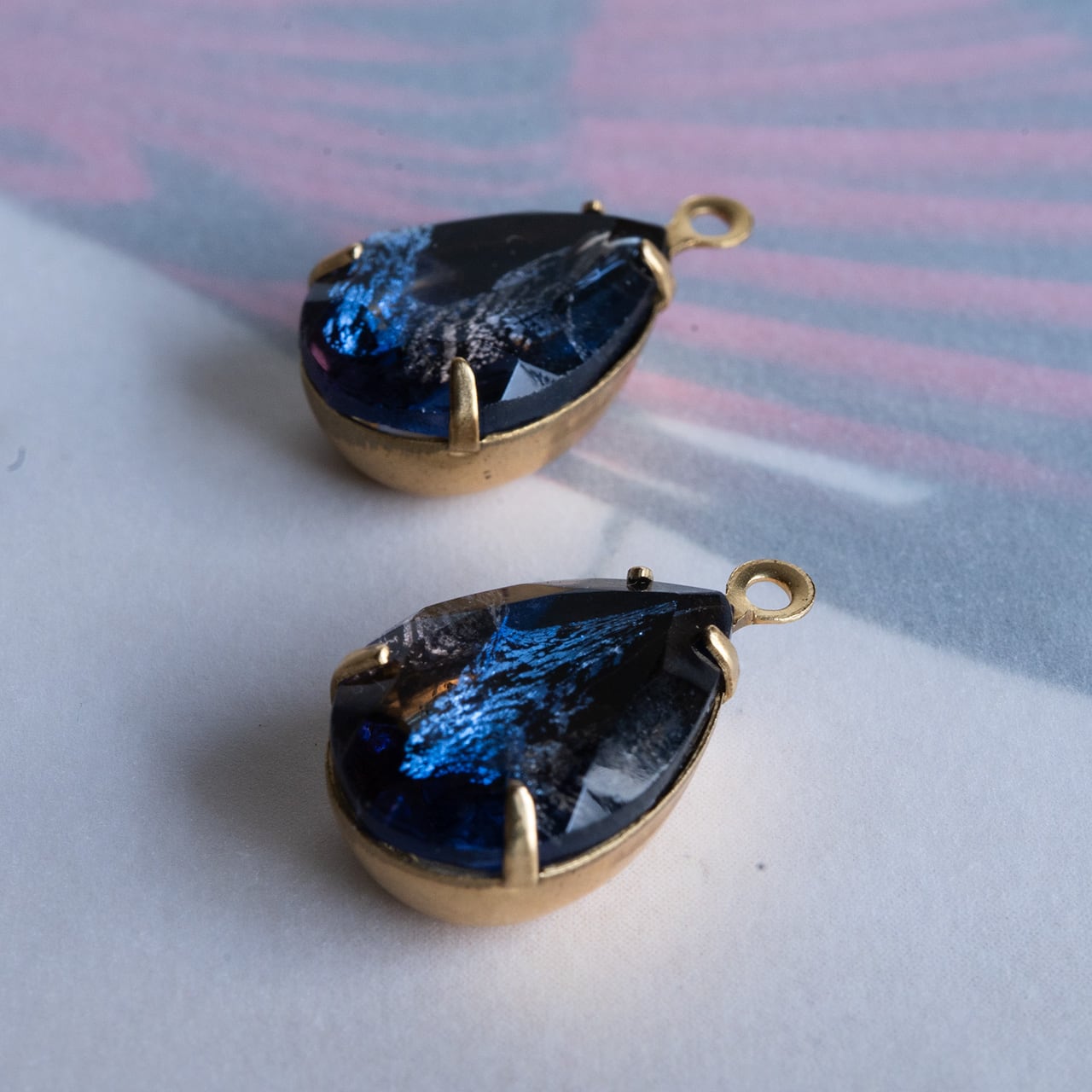 1970's 西ドイツ シルバーフォイル入りペアストーンチャーム(2コ)