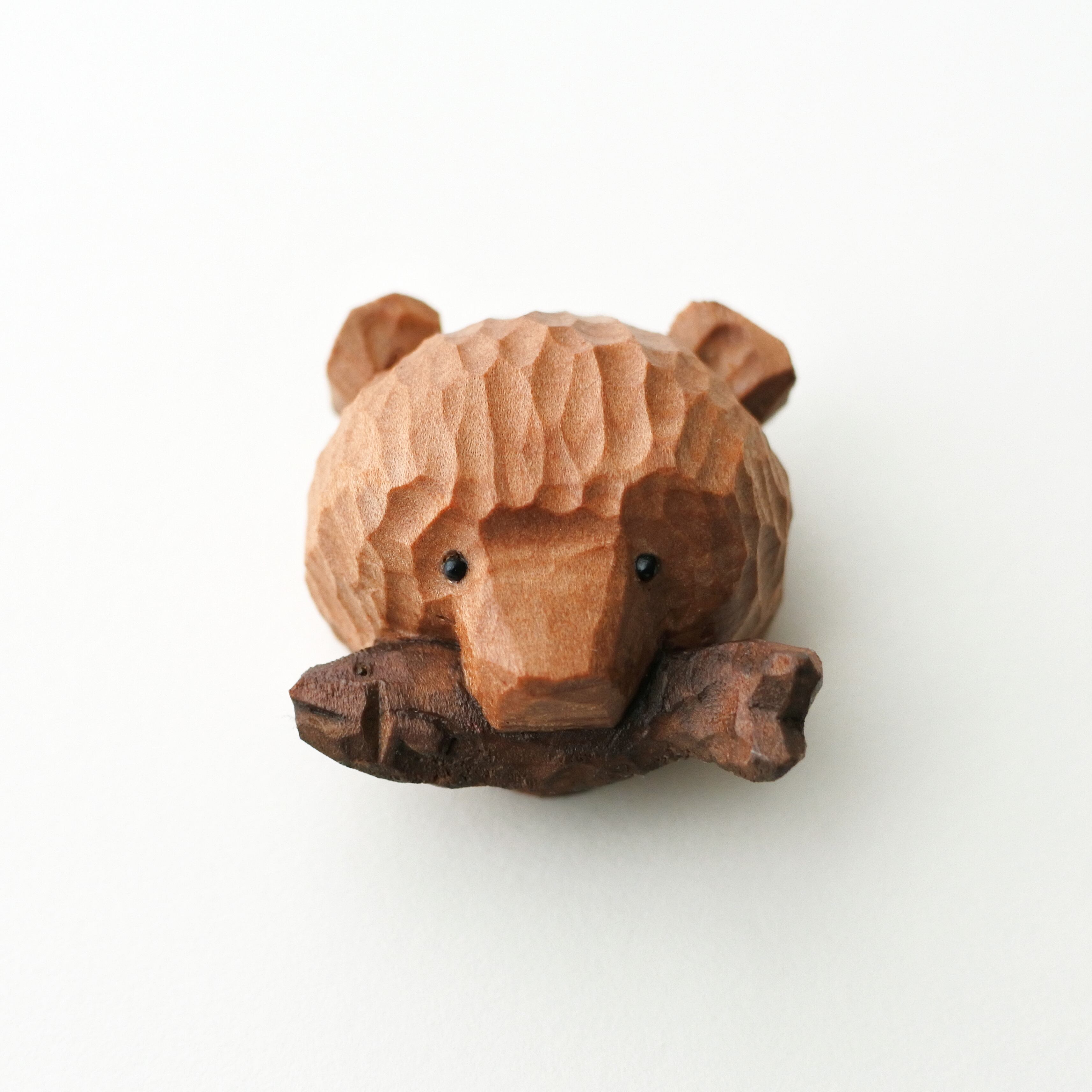 KIYATA 木製クマの彫刻 ブローチ 【公式通販】 KIYATA くまのブローチ