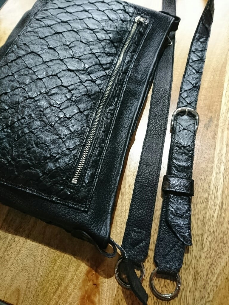ピラルクー肩掛けバッグD | FREAK LEATHER ARTISAN - Yokohama Motomachi -