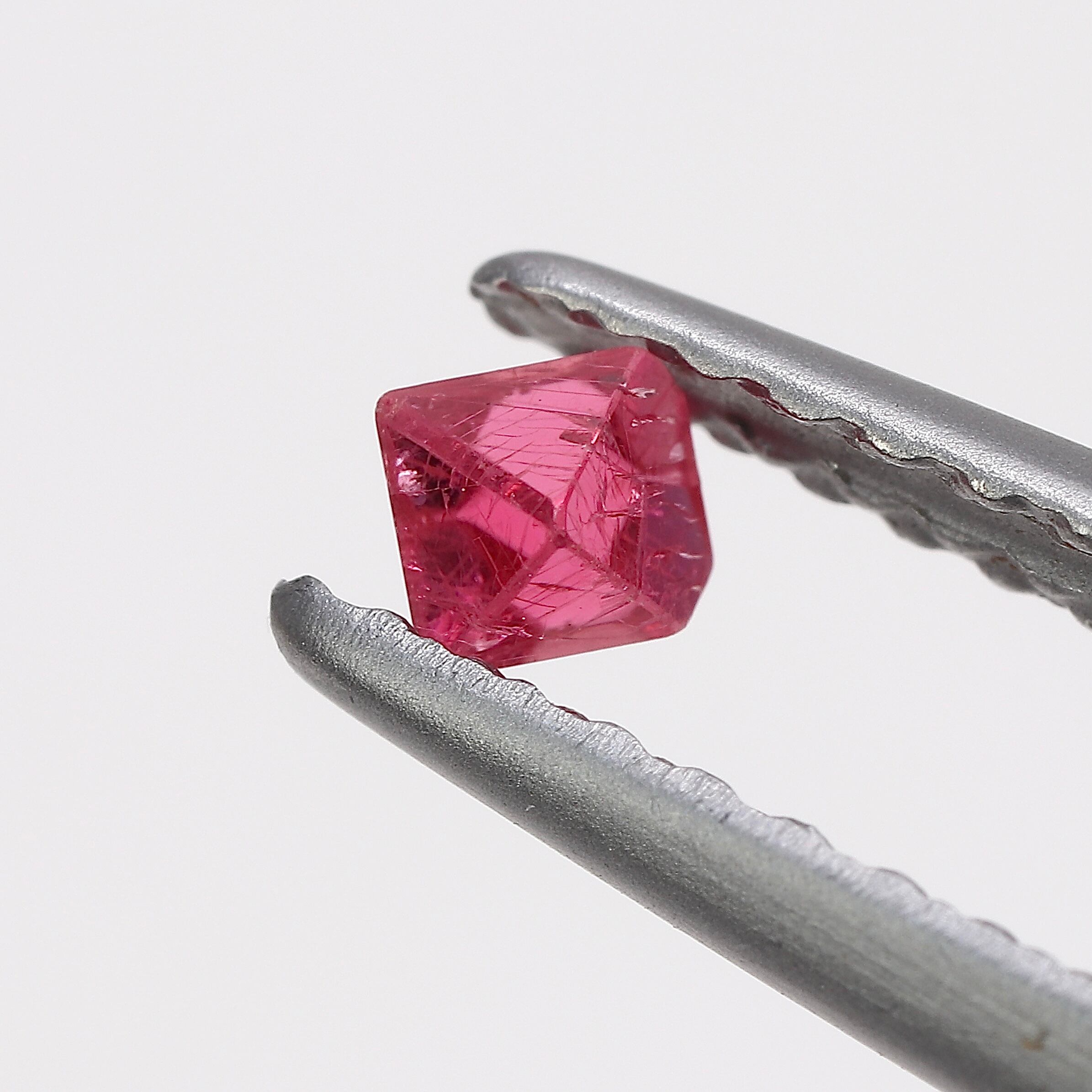 レッドスピネル 0.13ct エンジェルカット 八面体 結晶 | 色石堂