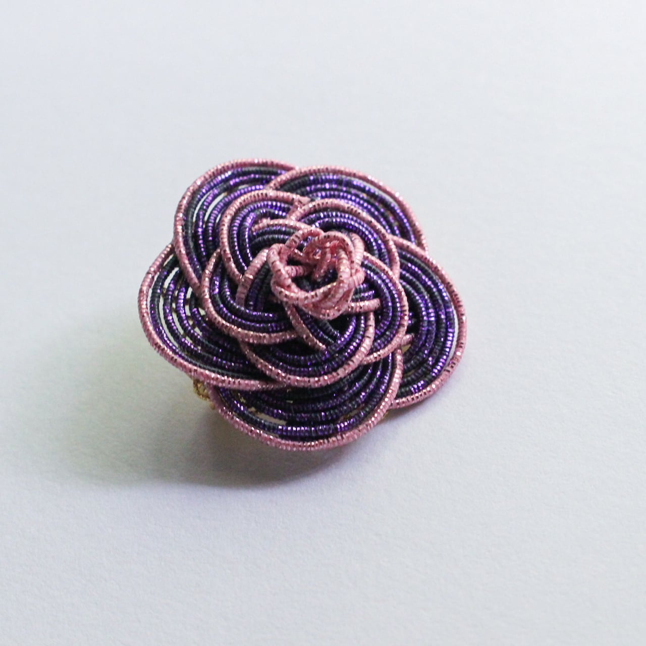 紫の薔薇ブローチ | 紙単衣 - kamihitoe - | 水引アクセサリーと雑貨のお店