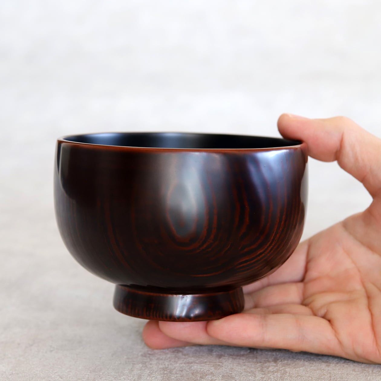 大き目サイズの汁椀。具の多い豚汁やけんちん汁などにおすすめのお椀