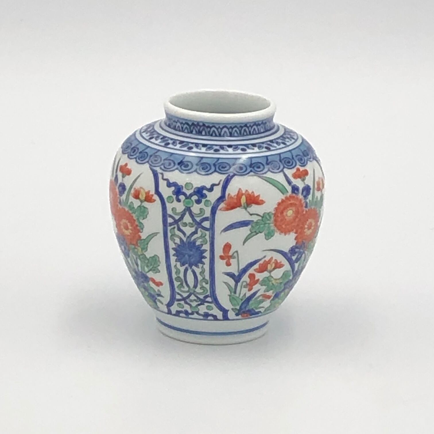 高さ10㎝ 有田焼 色絵菊花ミニ飾り壷 | 有田焼ショップ まるとも陶磁器