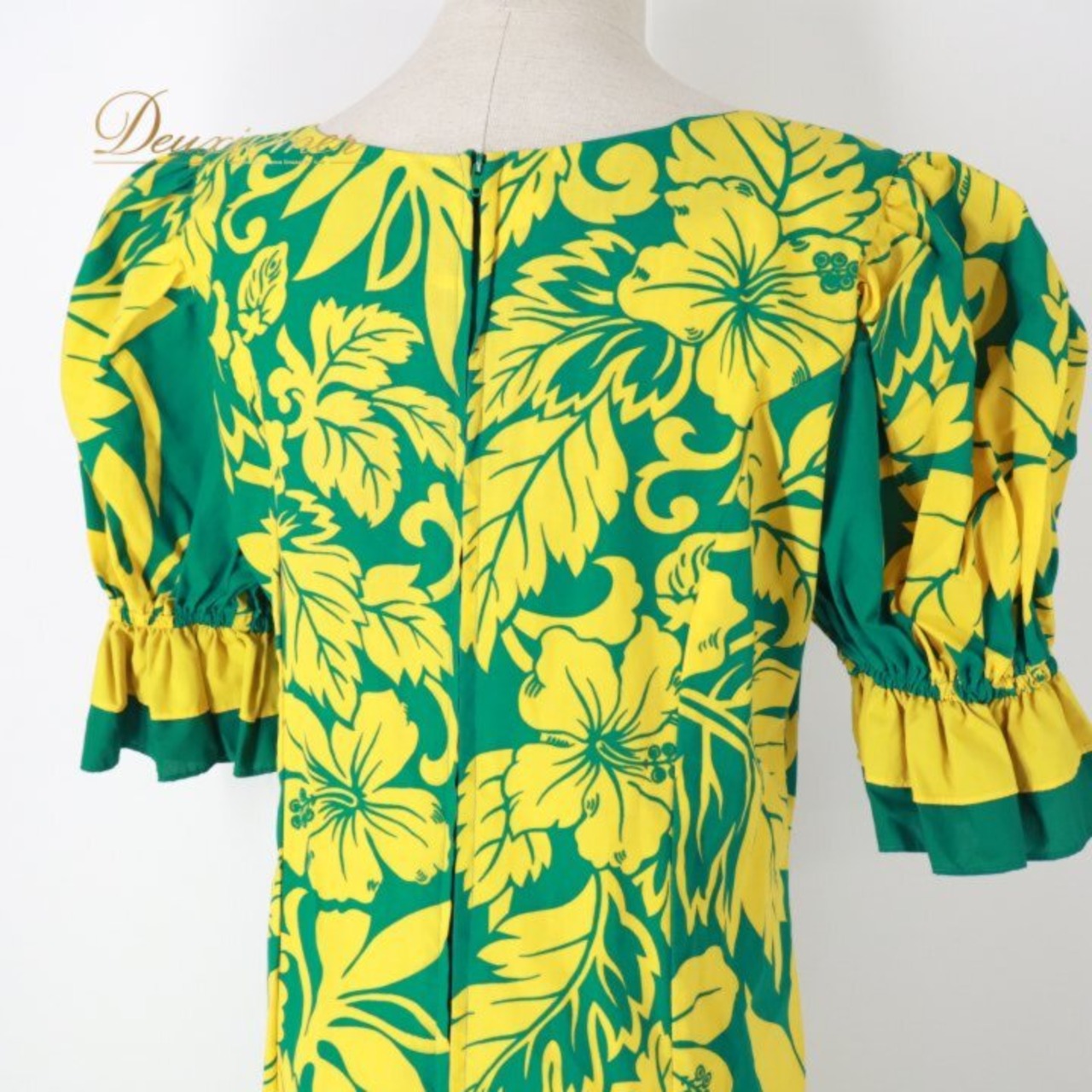 フラダンス 衣装 ワンピース ドレス グリーン系 ムームーファクトリー ハワイ製 T&L MUUMUU FACTORY ハイビスカス柄 モンステラ柄 緑 ハワイアンプリント フリル アロハ フラ ダンス レッスン 練習 黄 ダンス衣装 ハワイアンダンス レディース イエロー系 華やか 鮮やか かわいい おしゃれ タグ フラワー柄 ボタニカル柄 鮮やかデザイン トロピカル柄 グリーン イエロー 配色 ゆったりシルエット マキシ丈 五分袖 フレア裾 フリル裾 ラッフル かぶり ワンピースタイプ