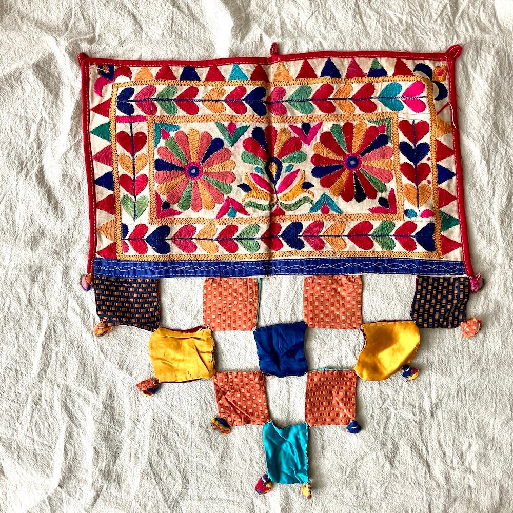 お花✾の刺繍タペストリー