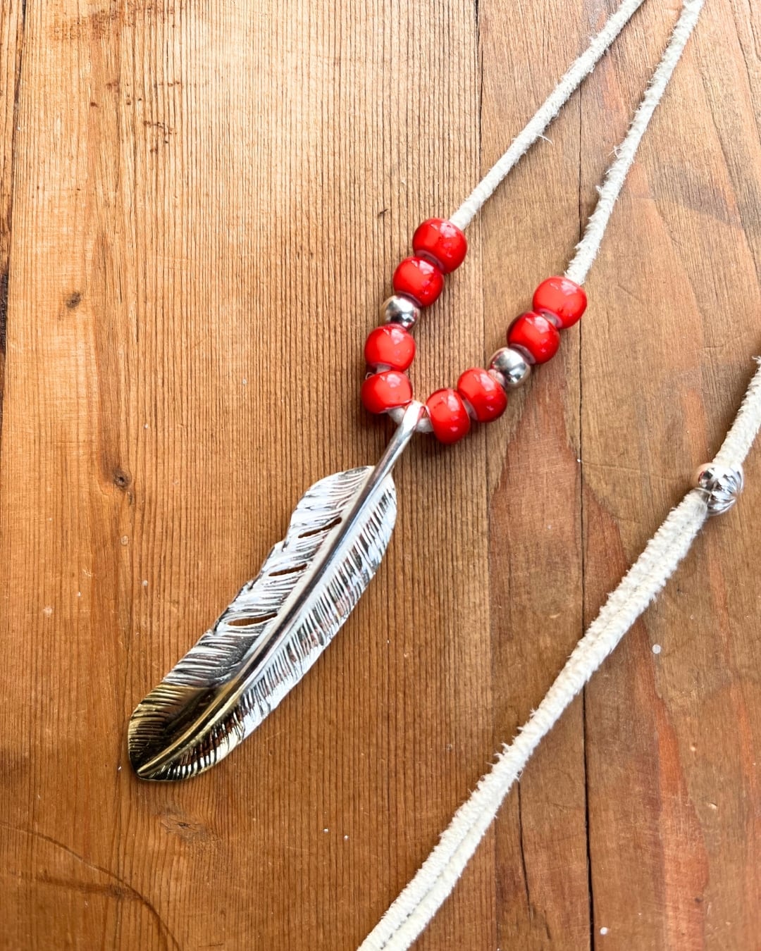 go82 先金特大フェザー ホワイトハーツ、ビーズ革紐カスタム