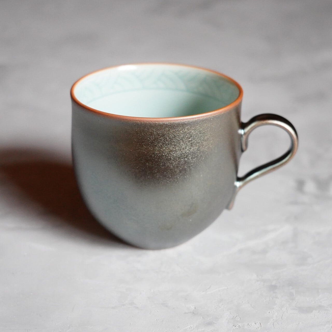 土井雅文】鉄彩磁彫文マグカップ(フチゾリ）6 | ろにせら ギャラリーと