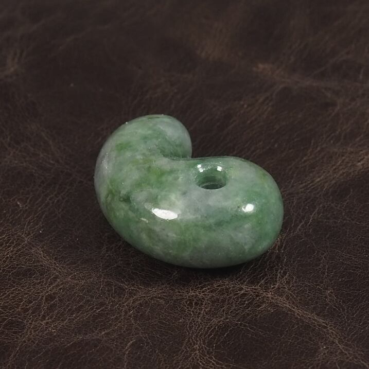 糸魚川翡翠 緑まだら まがたま 勾玉 10.5g Itoigawa Spotted Green
