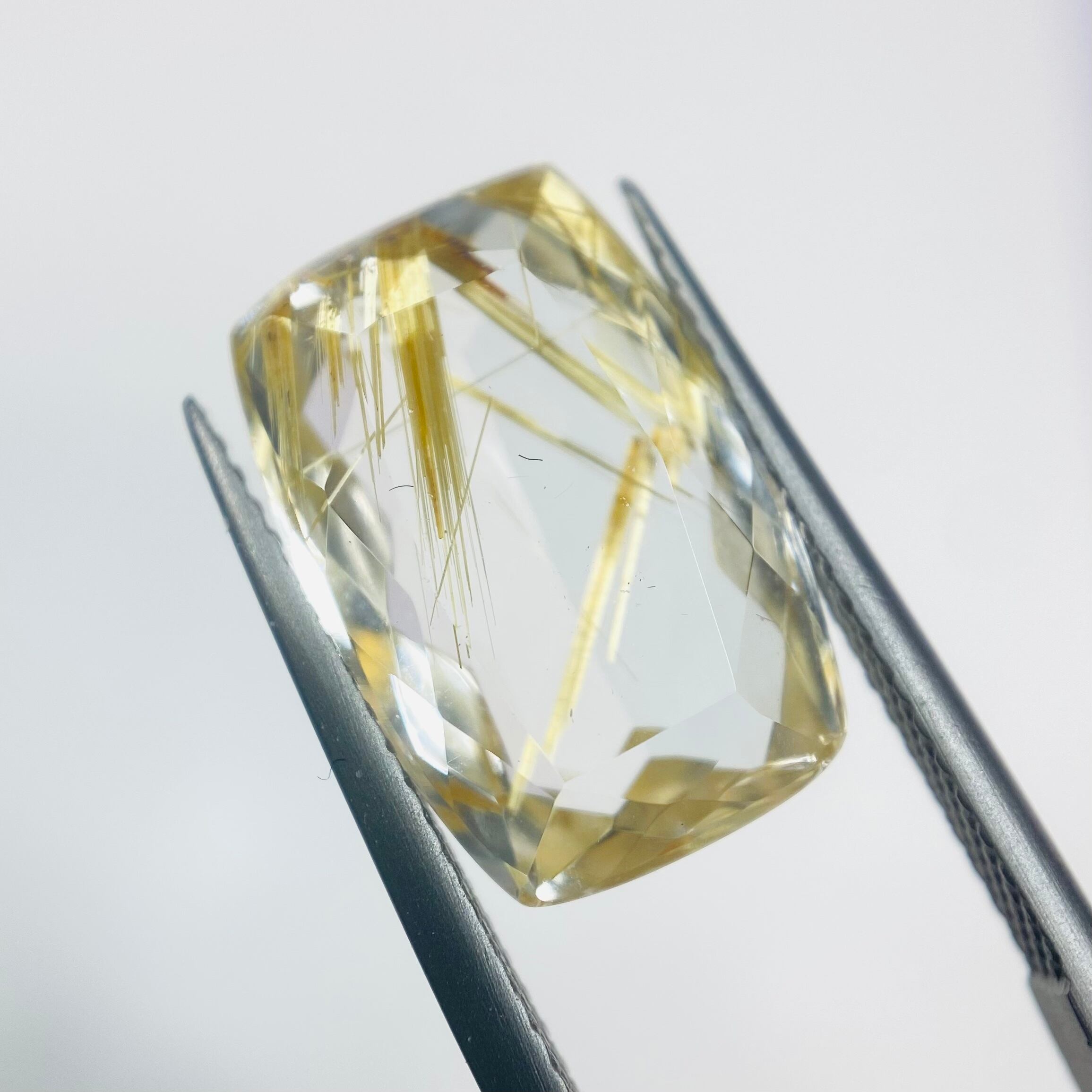 エレガントなルチルクオーツ