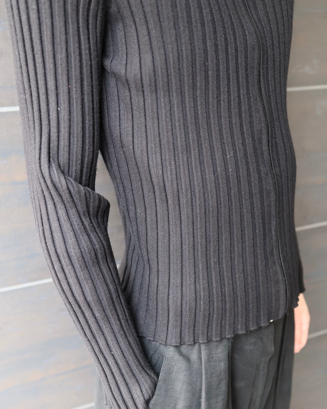 Pleated zip-up knit