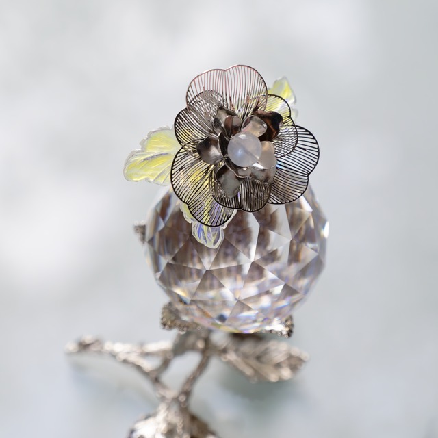 【シルバー】薔薇の台座とフラワーの置き型サンキャッチャー＊ロイヤルブルームーンストーン入り