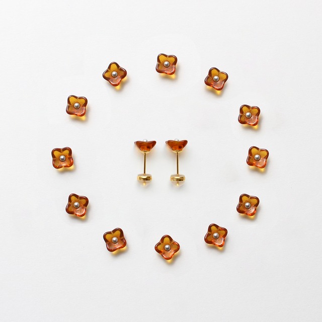 ヴィンテージガラスとパール｜小さな花のピアス／ノンホールピアス［クリアアンバー］