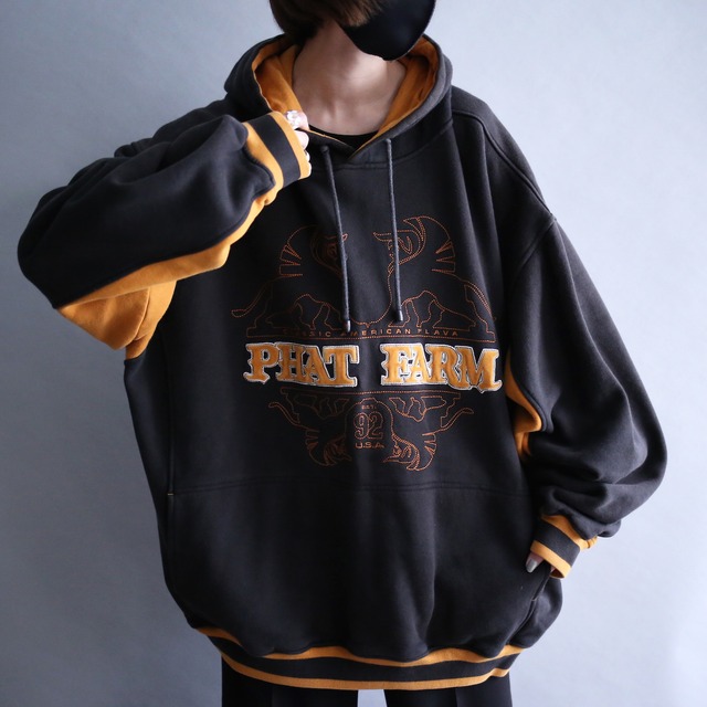 bi-color switching embroidery and wappen design over size sweat parka