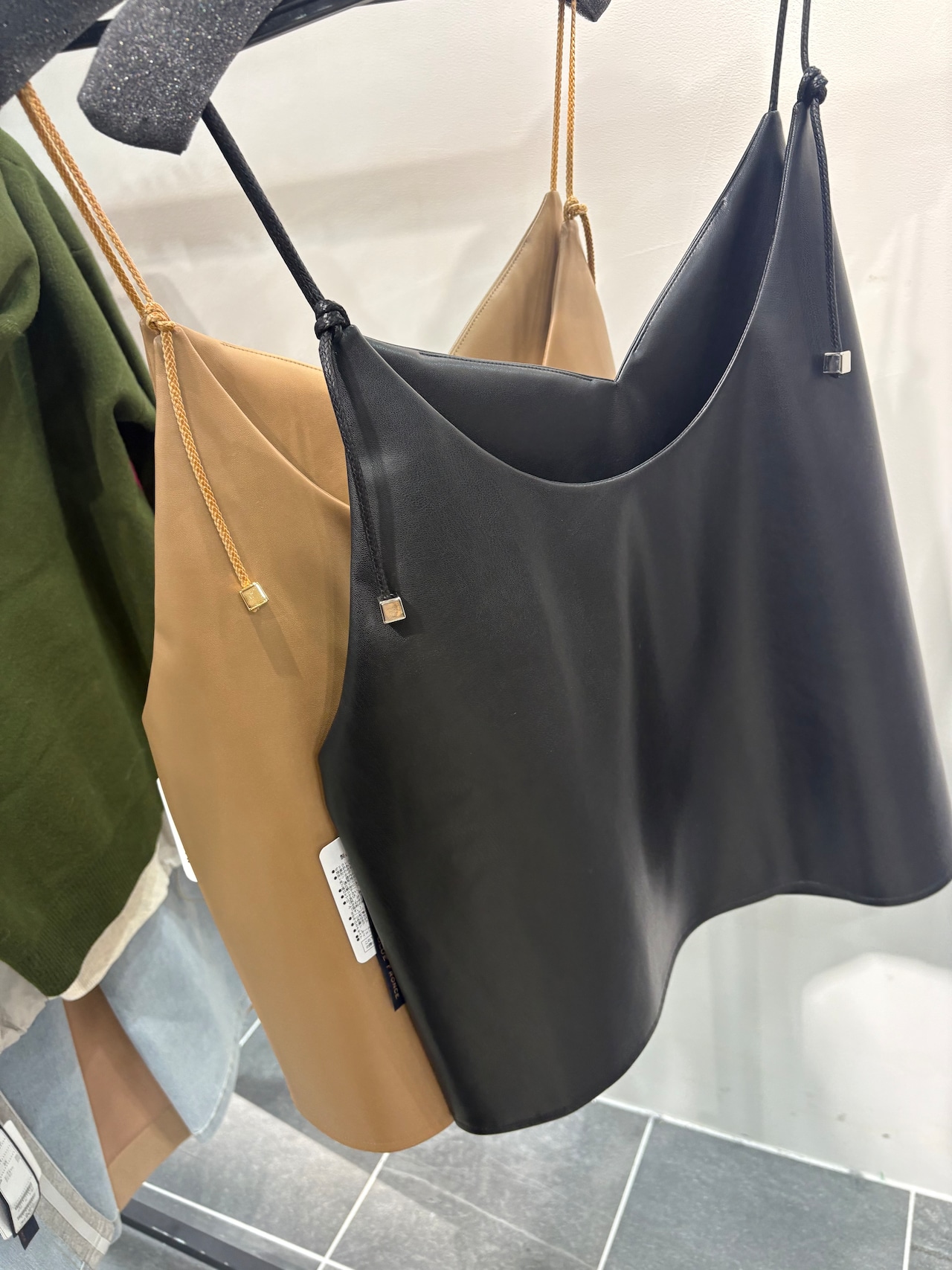 ROBE フェイクレザービスチェ　621447