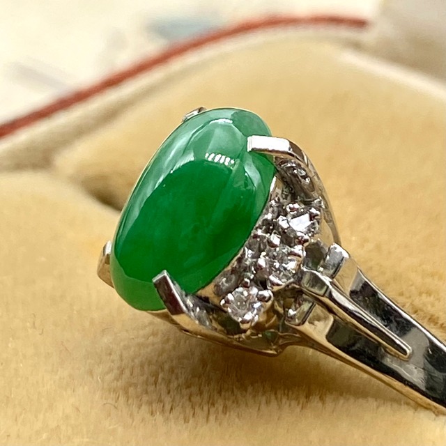 【日本の作品】昭和レトロ Pt900　唐草の透かし・腰高でレトロ感満載?美しい翡翠（ヒスイ ひすい）と高品質なダイヤモンドの昭和レトロリング　MOR00501