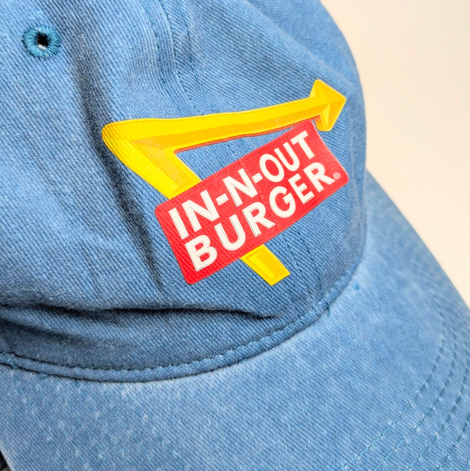【 In-N-Out Burger( インアンドアウトバーガー / イネナウトバーガー )】 6パネルCAP / ベースボールキャップ / ウォッシュ加工 / ピグメント加工 〚アメリカン雑貨 アメトイ〛