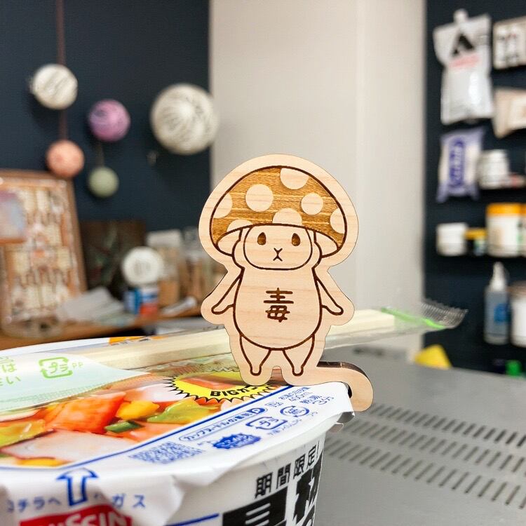 ラーメンの蓋を閉じるウッサ氏_コラボ