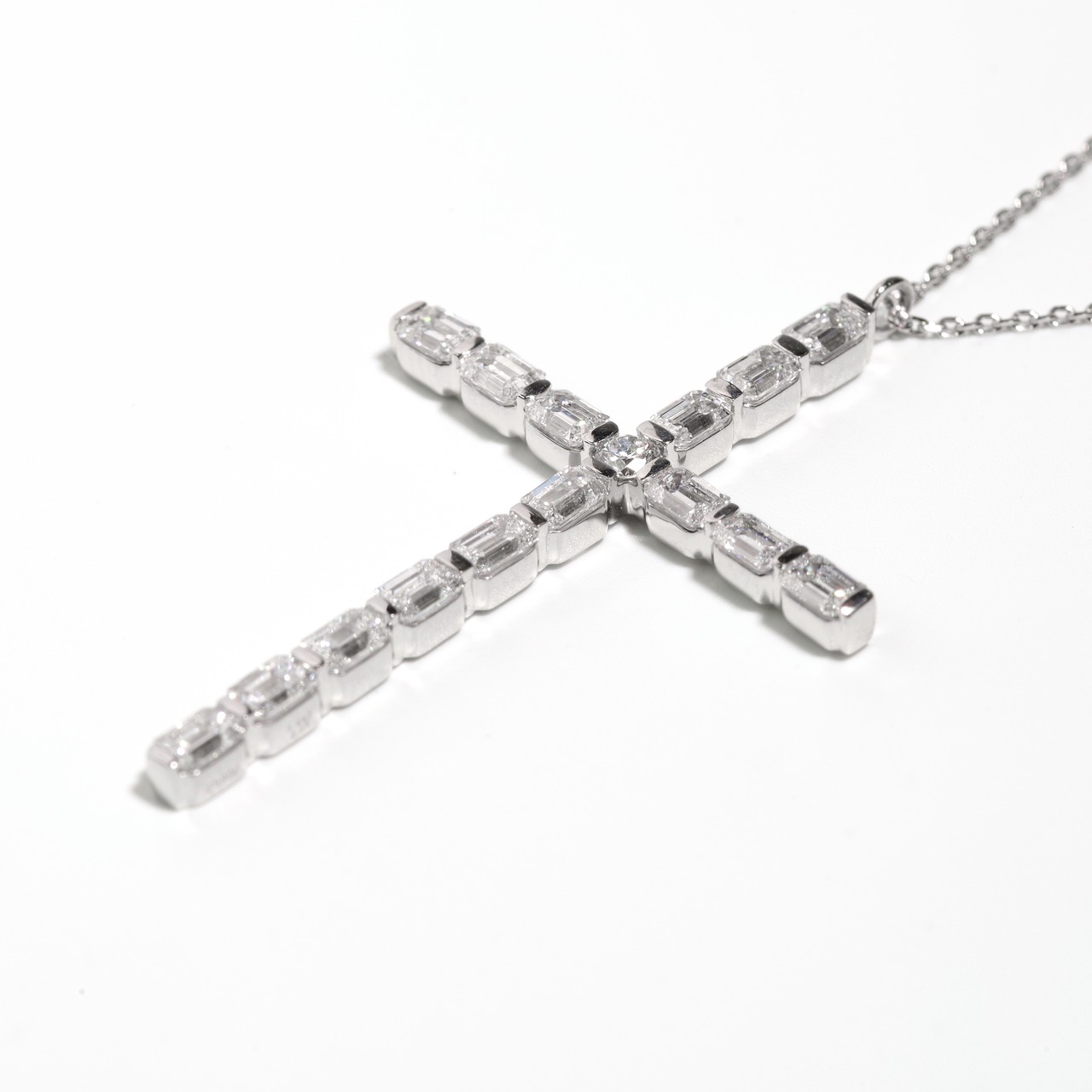 クロスデザイン エメラルドカット ダイヤモンド ネックレス VVS1~VS1 Pt / 1.442ct / 0.050ct