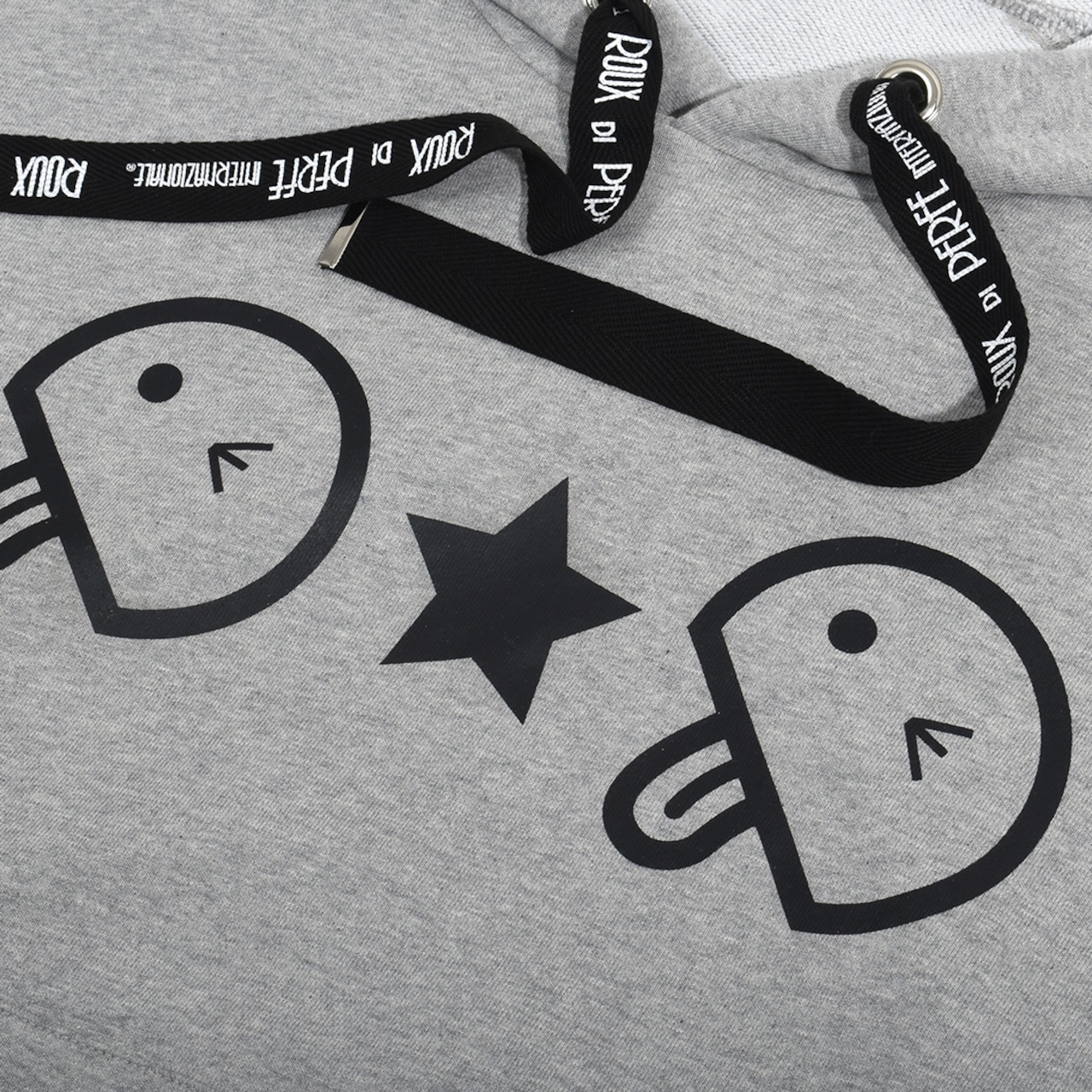 ロゴ紐ベーマークパーカー