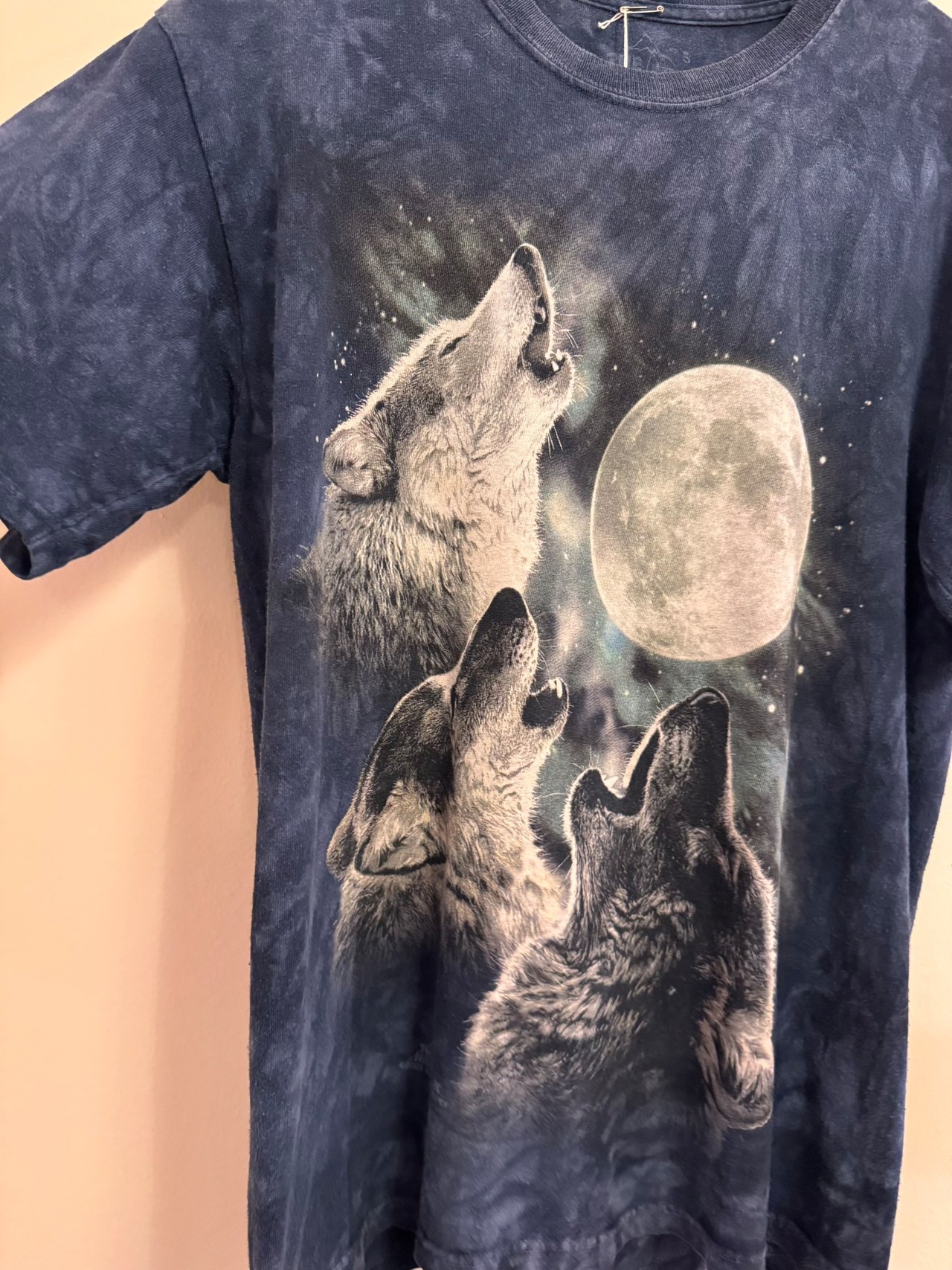 THE MOUNTAIN WOLF HOWLING Tシャツ