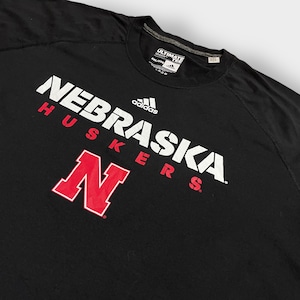 【adidas】2XL ビッグシルエット プリント Tシャツ ラグラン ネブラスカ大学 ハスカーズ NEBRASKA HUSKERS フットボール アディダス ポリシャツ CLIMALITE 半袖 夏物 us古着