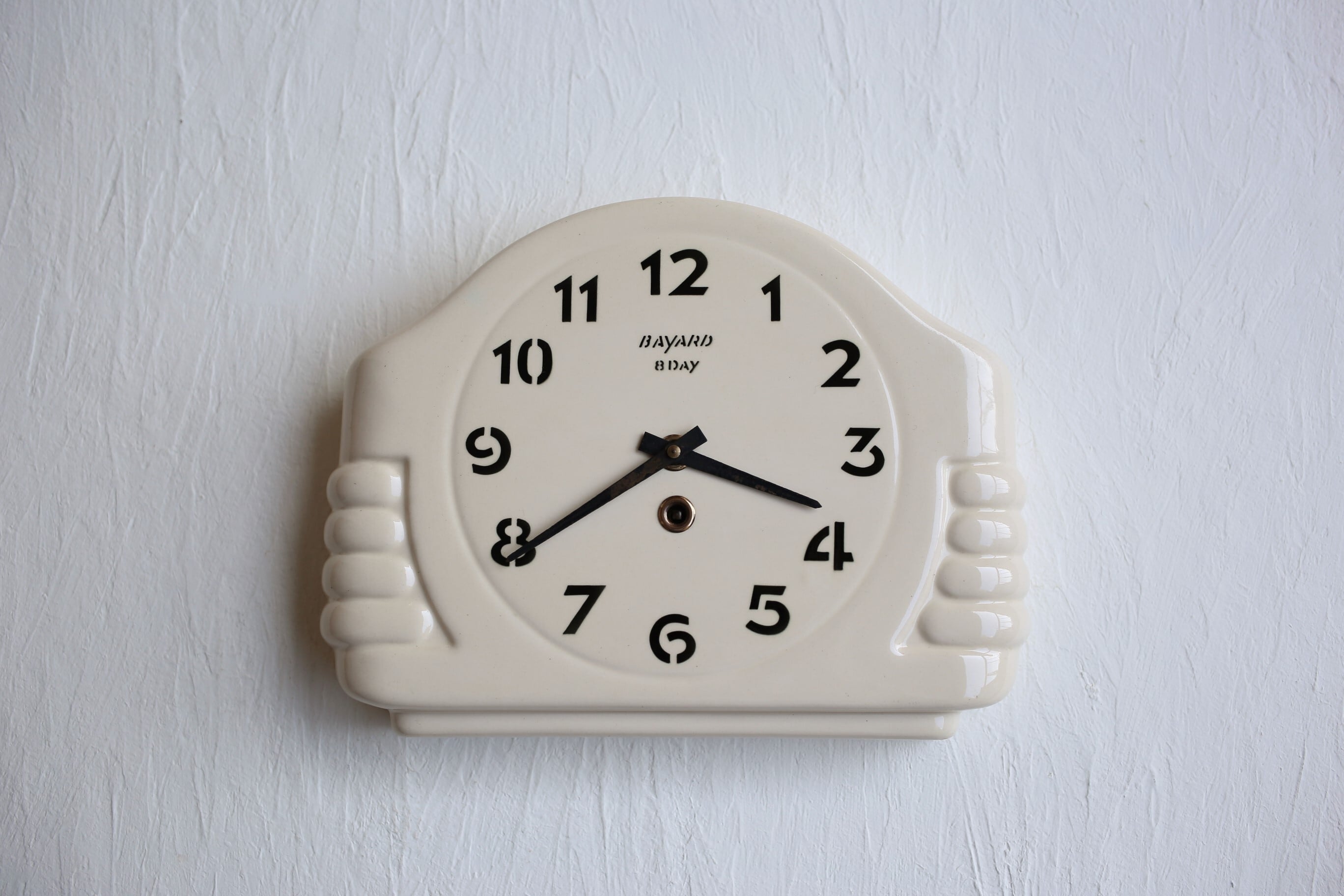 フランス アンティーク ヴィンテージ BAYARD 陶器製 壁掛け時計 (ゼンマイ機械式、アイボリー) N-02657