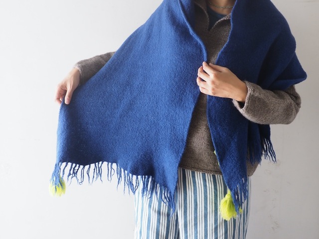 009n160 wool shawl with pompom