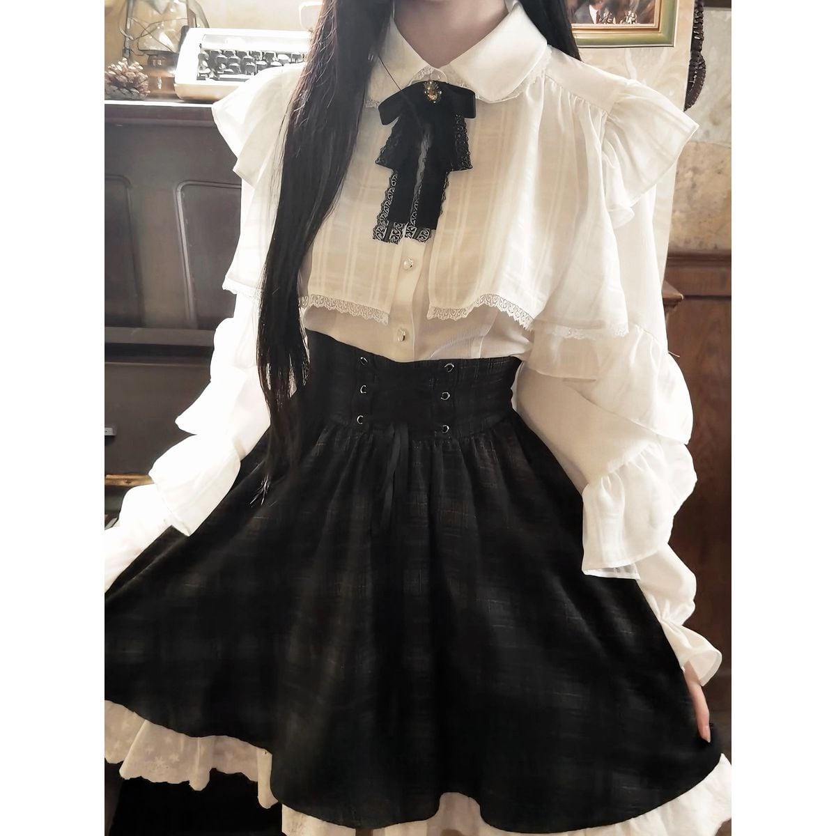 エレガントフリルホワイトブラウス＋ブラックチェックスカート